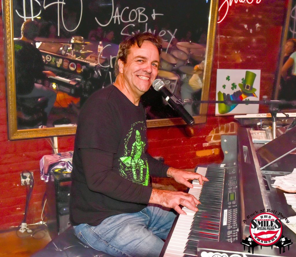Dave, dueling piano player at Savannah Smiles