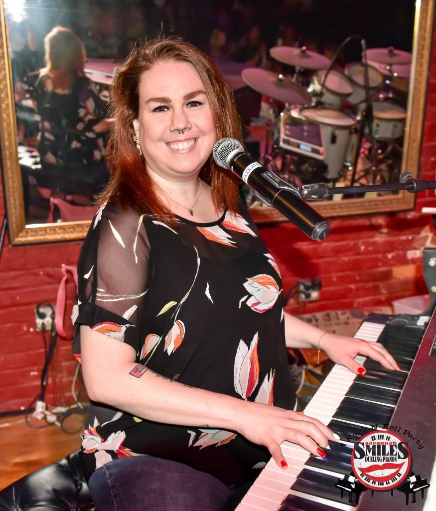 Hannah, dueling piano player at Savannah Smiles