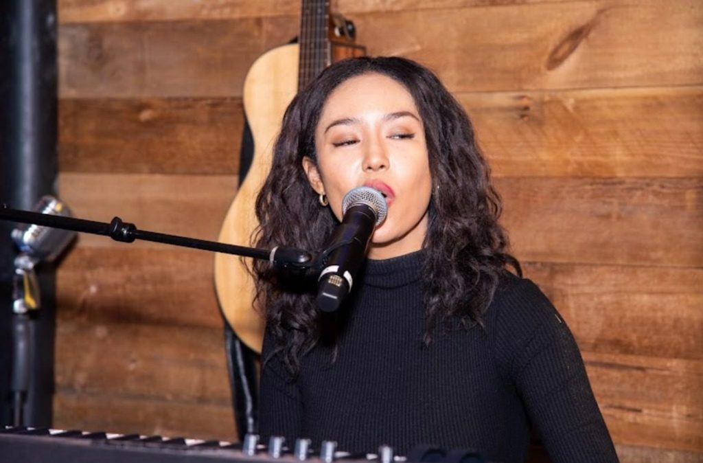 Nia, dueling piano player and singer